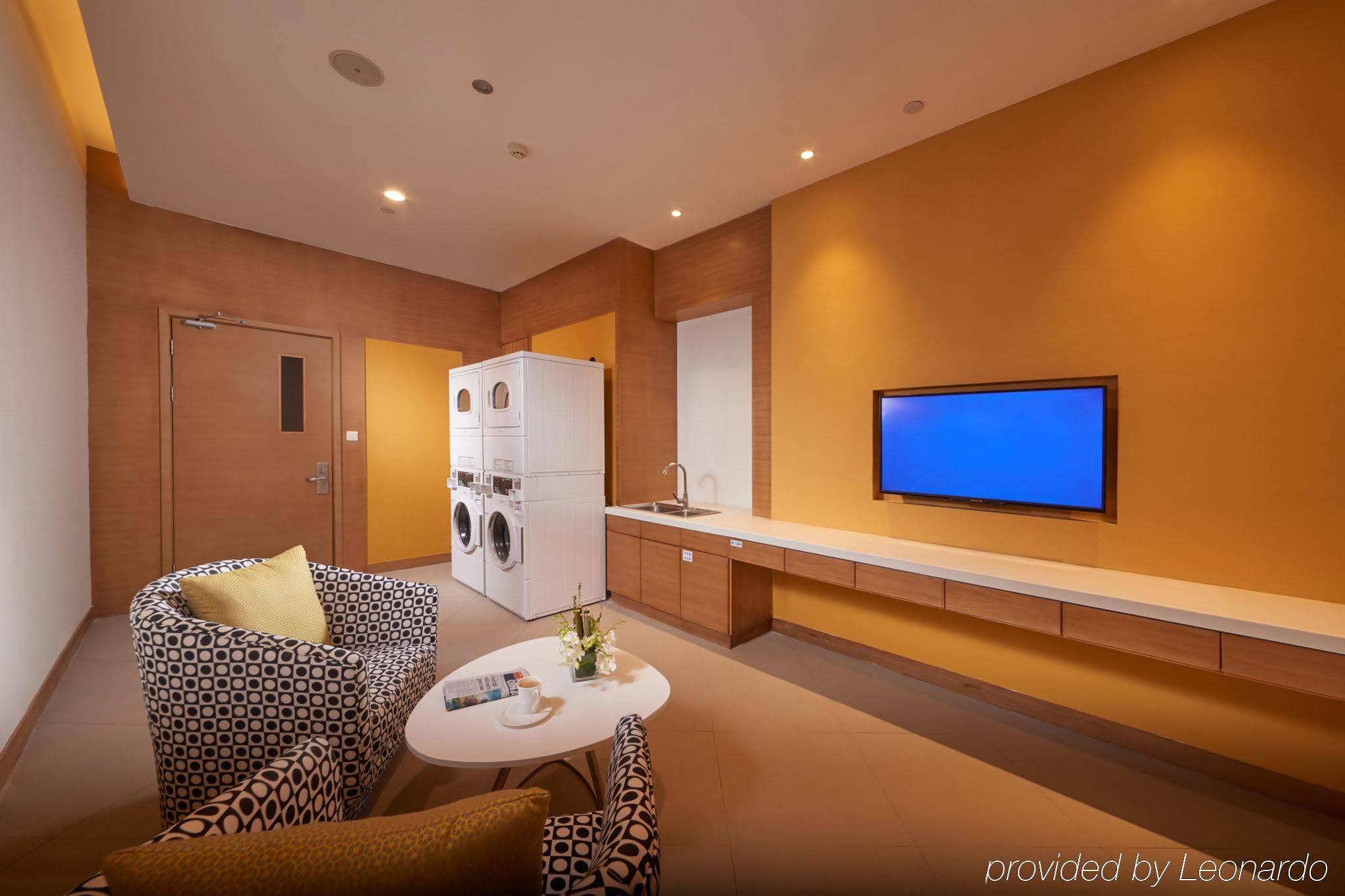 Holiday Inn Express Chengdu Huanhuaxi By Ihg-Near Jinsha Site Musem,Near Wuhou Temple Museum,Welcome Drinks,Free Gym,Free Self-Service Laundry เฉิงตู ภายนอก รูปภาพ