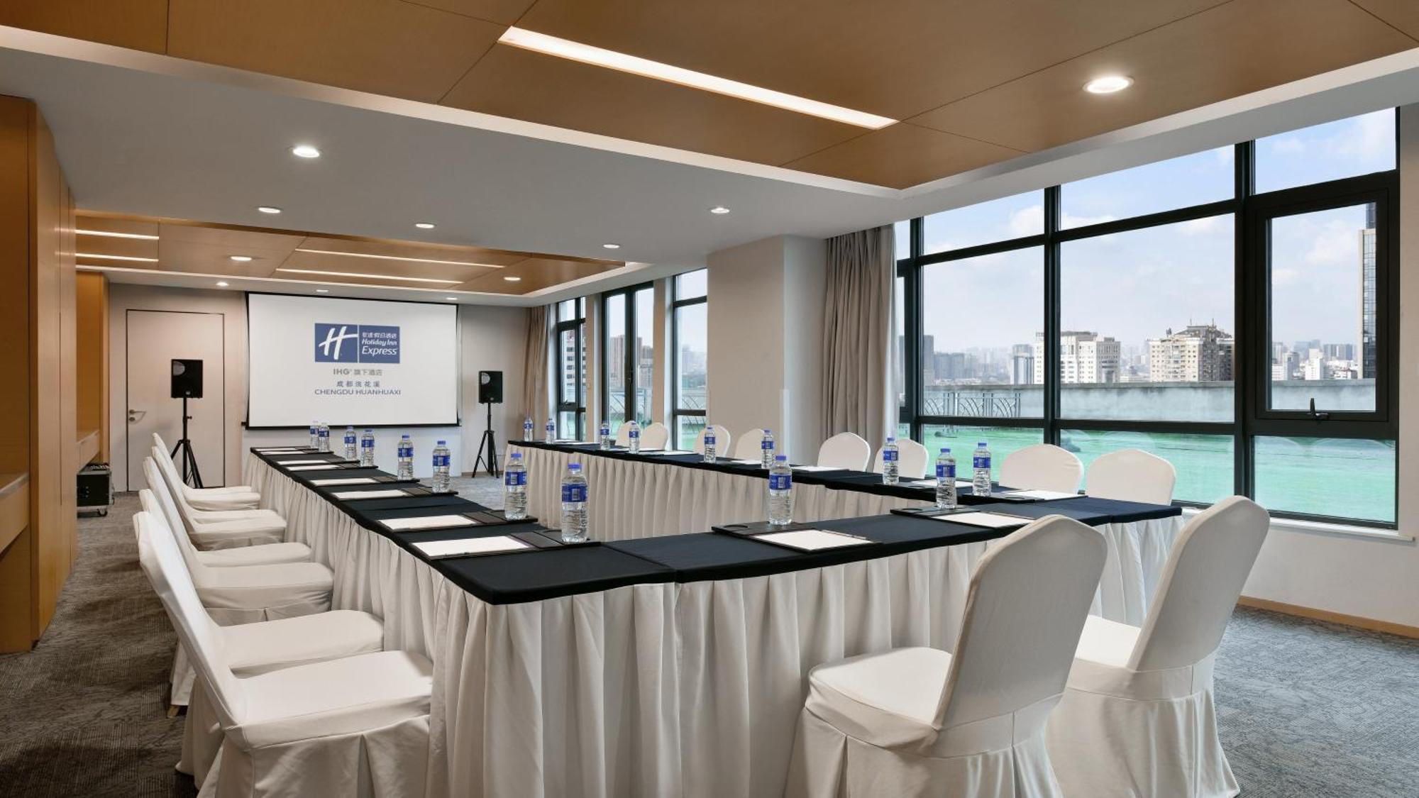 Holiday Inn Express Chengdu Huanhuaxi By Ihg-Near Jinsha Site Musem,Near Wuhou Temple Museum,Welcome Drinks,Free Gym,Free Self-Service Laundry เฉิงตู ภายนอก รูปภาพ