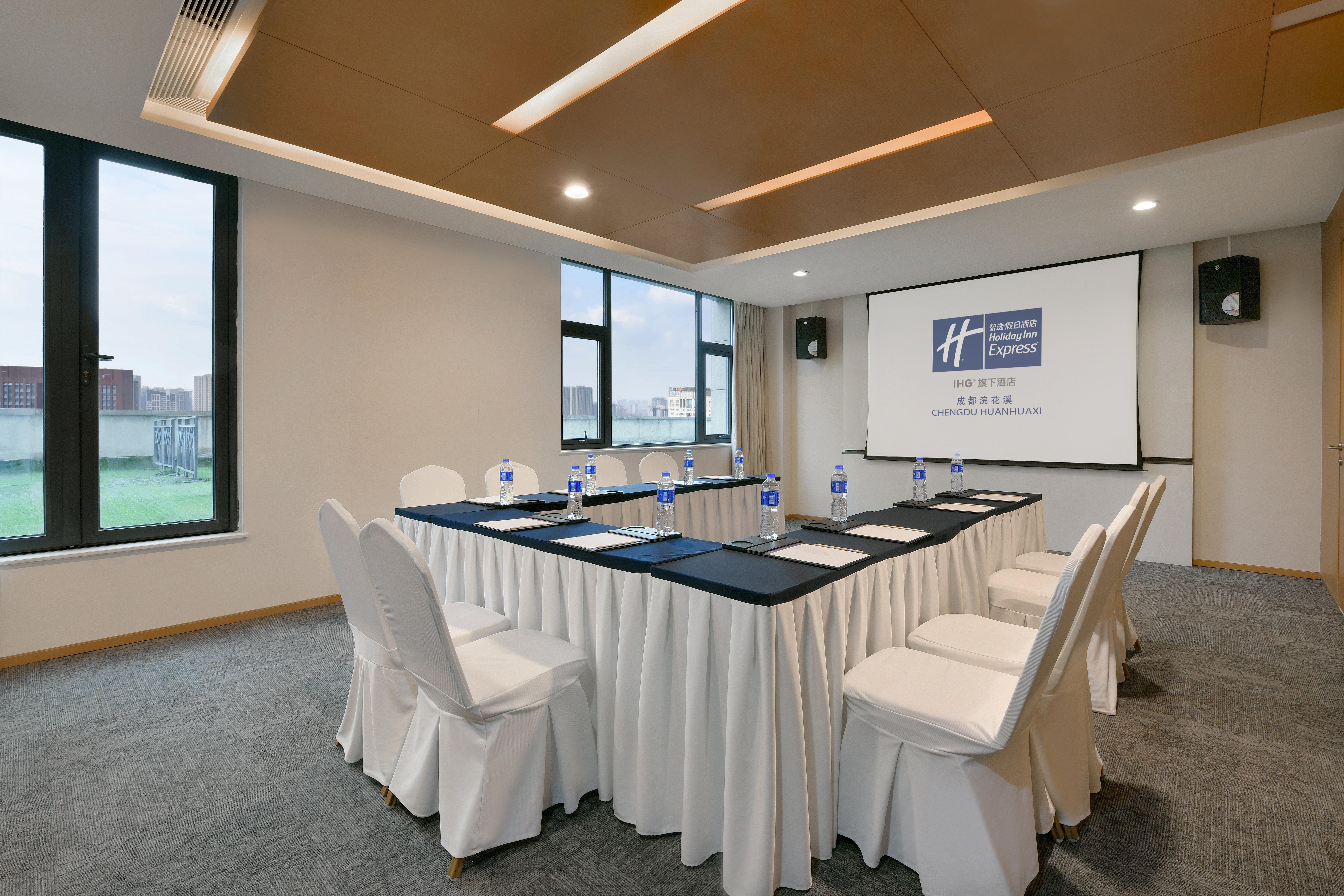 Holiday Inn Express Chengdu Huanhuaxi By Ihg-Near Jinsha Site Musem,Near Wuhou Temple Museum,Welcome Drinks,Free Gym,Free Self-Service Laundry เฉิงตู ภายนอก รูปภาพ
