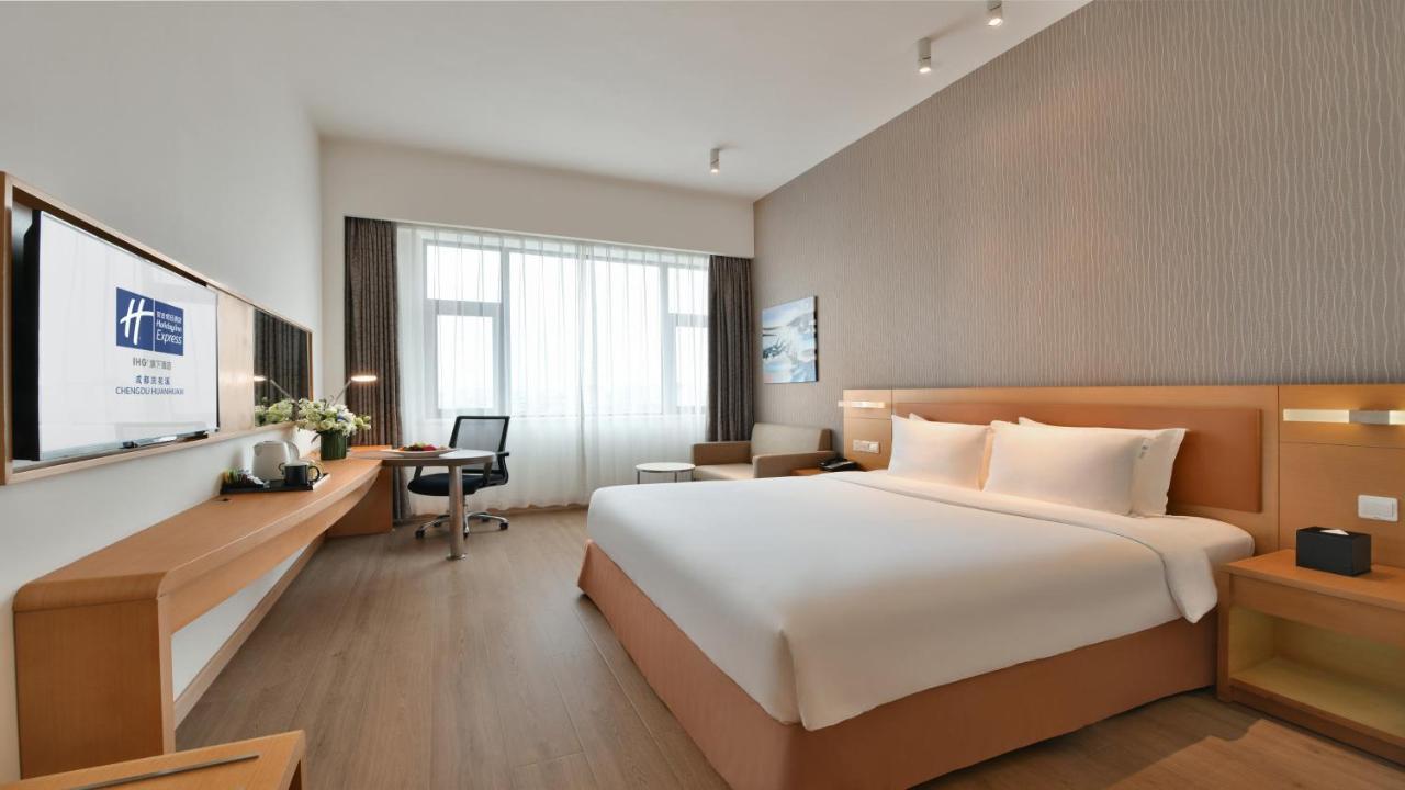Holiday Inn Express Chengdu Huanhuaxi By Ihg-Near Jinsha Site Musem,Near Wuhou Temple Museum,Welcome Drinks,Free Gym,Free Self-Service Laundry เฉิงตู ภายนอก รูปภาพ